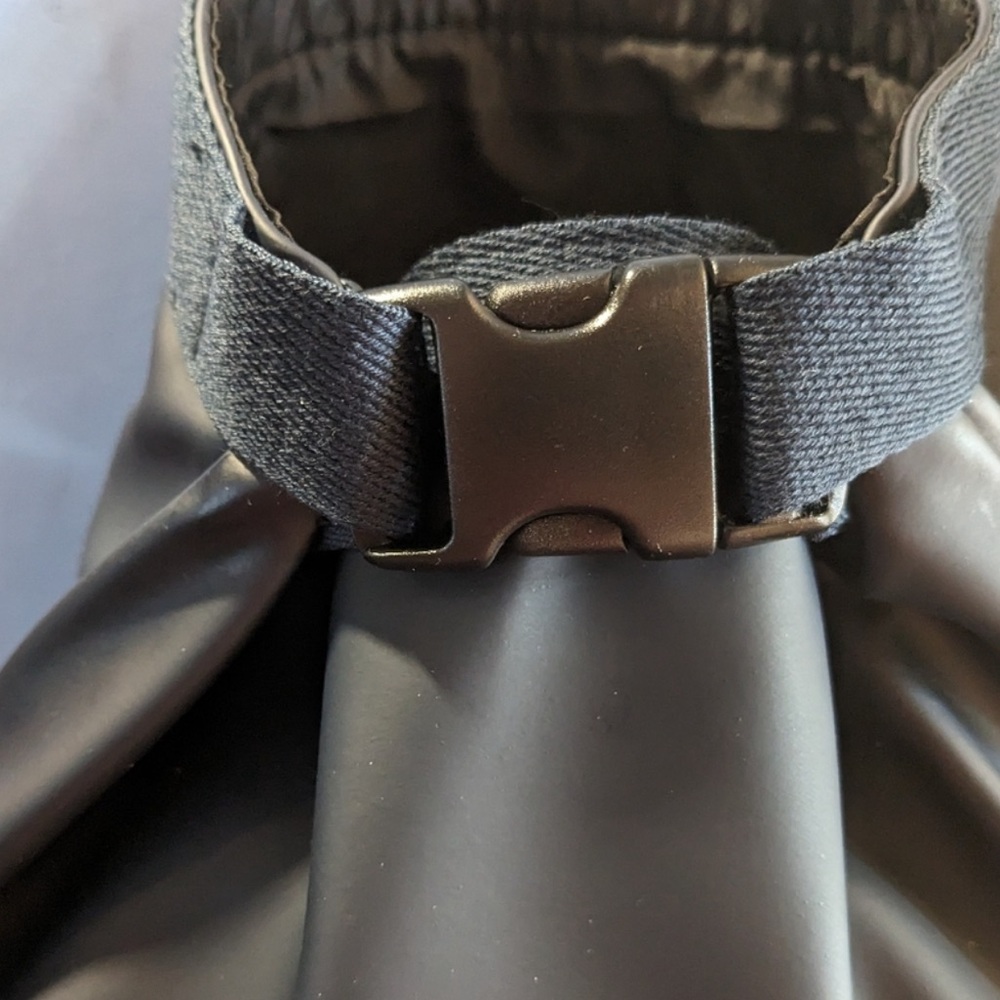 Prada Luna Rossa Ocean Navy and Red Sailing Bag. Waterproof. New in Dust Bag - Picture 7 of 10